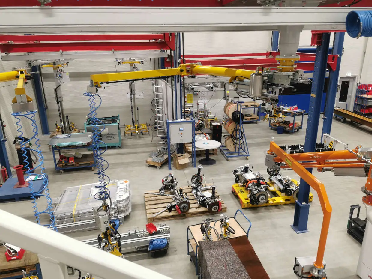 Foto des Endmontagebereiches der Produktionshalle von HUSCH mit verschiedenen Hebehilfen und Manipulatoren
