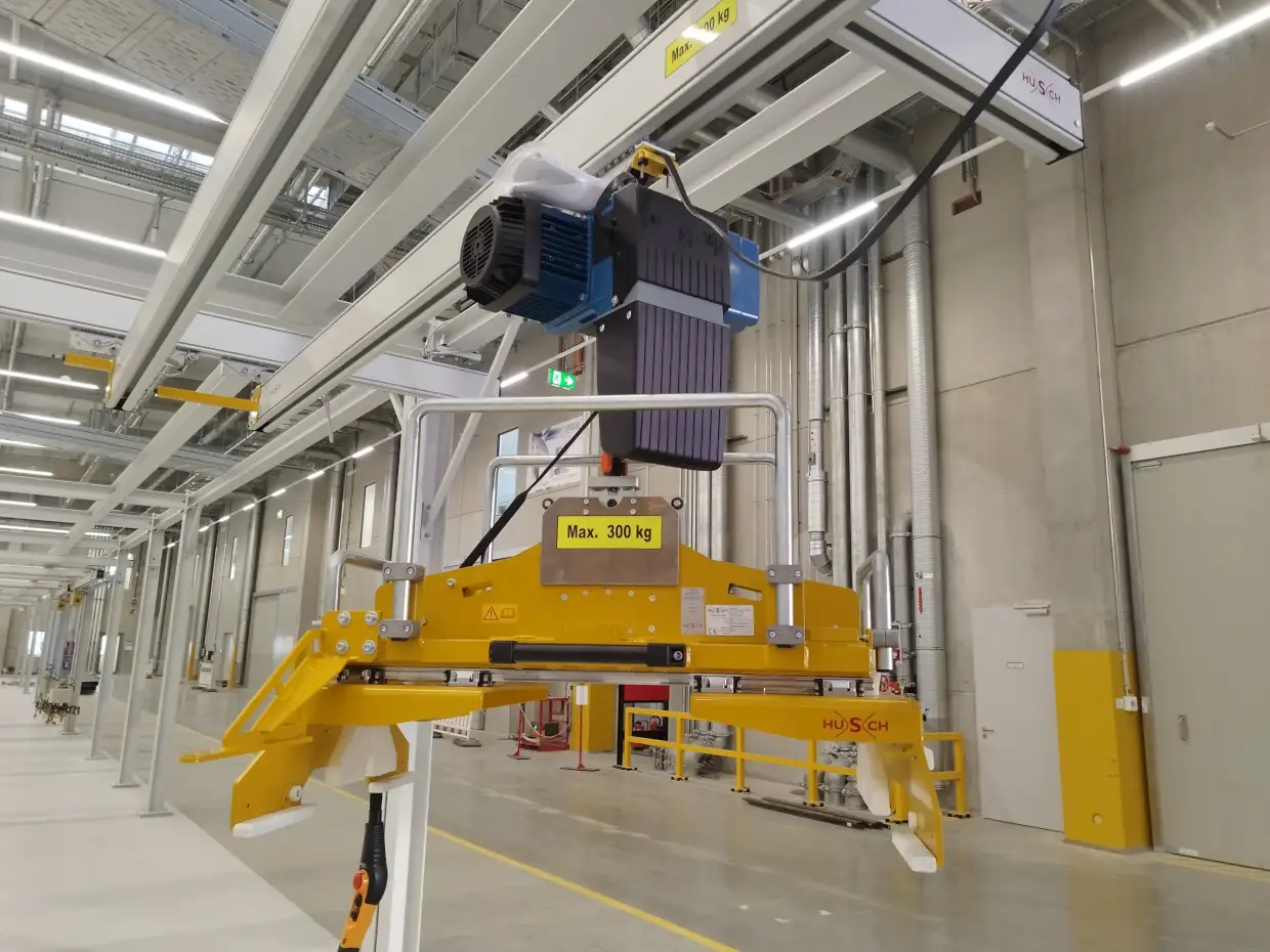 Ein Lastaufnahmemittel mit Bedienelementen und einer automatisch betätigten Greifmechanik zur Aufnahme von Tablaren