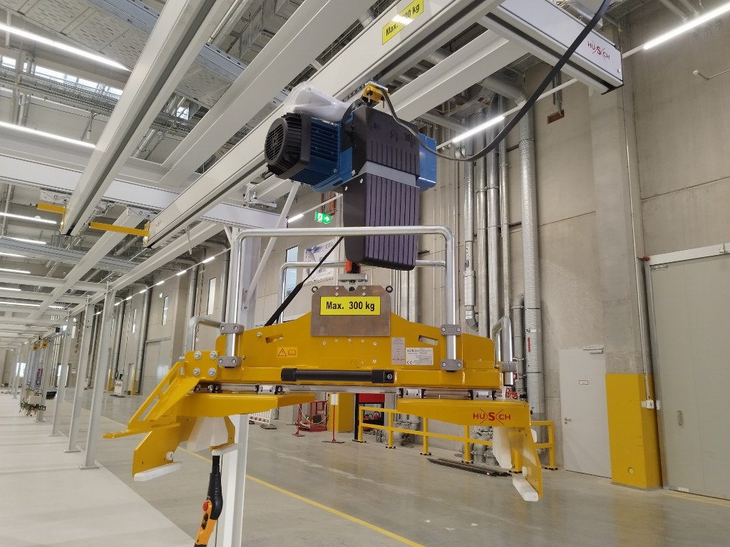 Ein Lastaufnahmemittel mit Bedienelementen und einer automatisch betätigten Greifmechanik zur Aufnahme von Tablaren