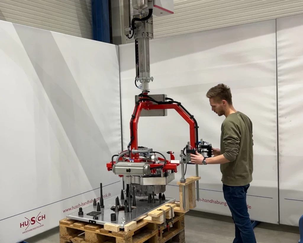 TELESKOP Manipulator für Motorgehäuse Ein pneumatischer Manipulator in einem Leichtkransystem mit Aufnahmevorrichtung für Motorgehäuse