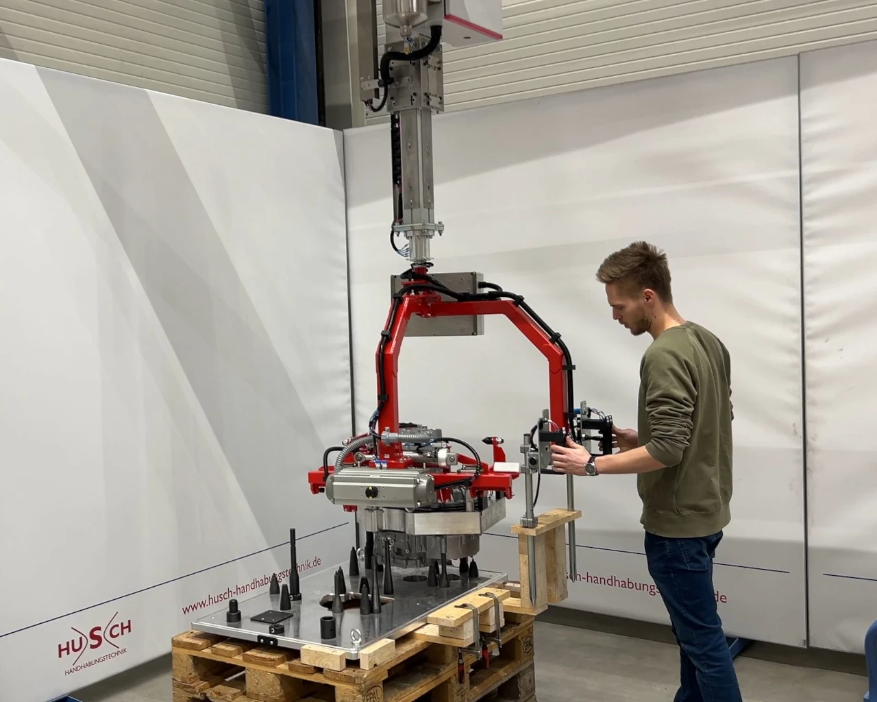 Ein pneumatischer Manipulator in einem Leichtkransystem mit Aufnahmevorrichtung für Motorgehäuse